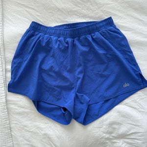 Alo Yoga Stride Running Short in Alo Blue - size Medium